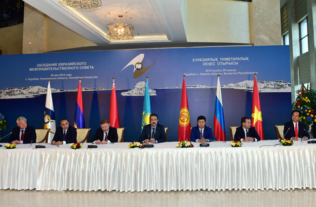 Thủ tướng Nguyễn Tấn Dũng và thủ tướng 5 nước thành viên Liên minh Kinh tế Á-Âu, lãnh đạo Ban thường trực Liên minh Kinh tế Á-Âu tại Lễ ký kết Hiệp định thương mại tự do.